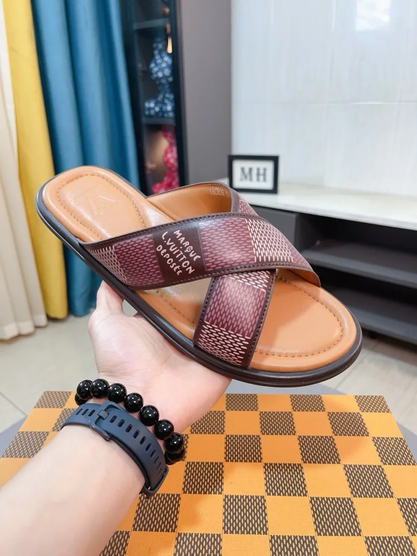 Men's shoes 💰340🌹🌹 (lv-Louis Vuitton) New men's slippers, high-end boutique, exquisite embossed logo decoration on the upper, fine workmanship, super soft soles, casual, loose and comfortable, a must-have in summer! \nsize：38-44